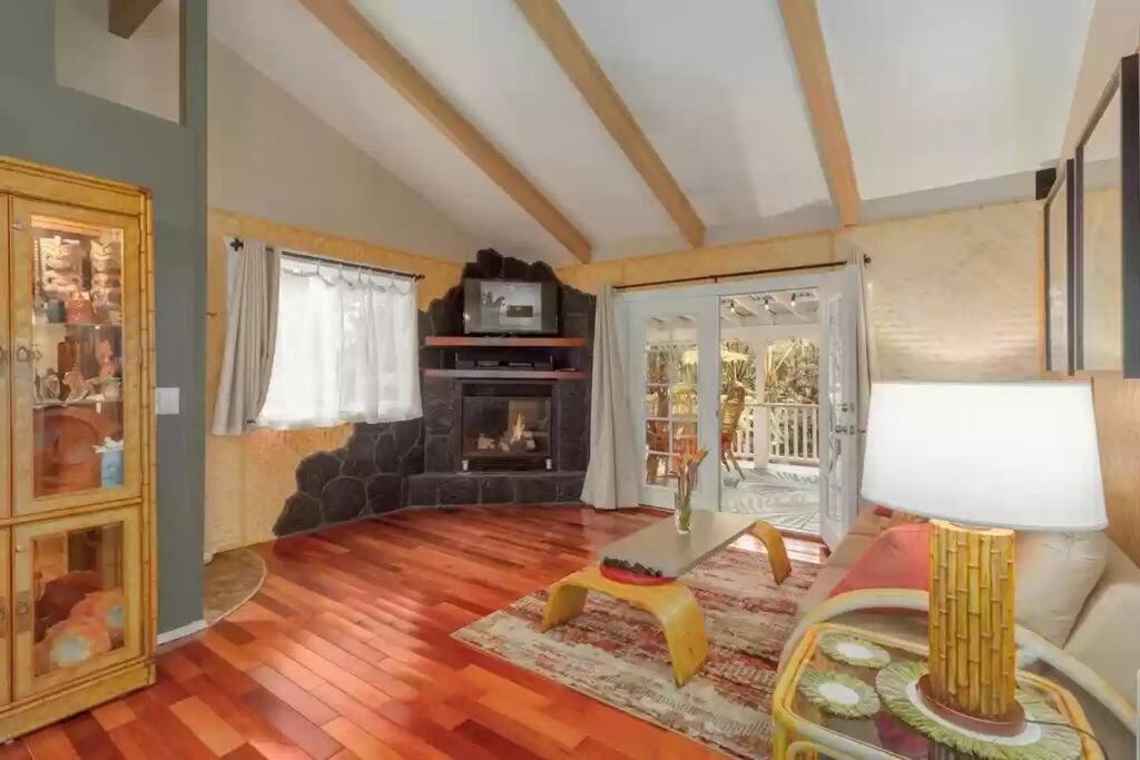 Hau'Oli Place Tiki Cottage In Волкейно Екстериор снимка