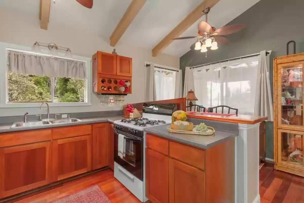 Hau'Oli Place Tiki Cottage In Волкейно Екстериор снимка