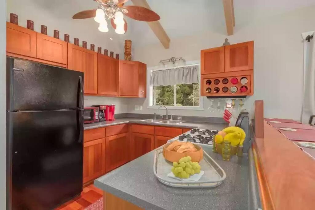 Hau'Oli Place Tiki Cottage In Волкейно Екстериор снимка